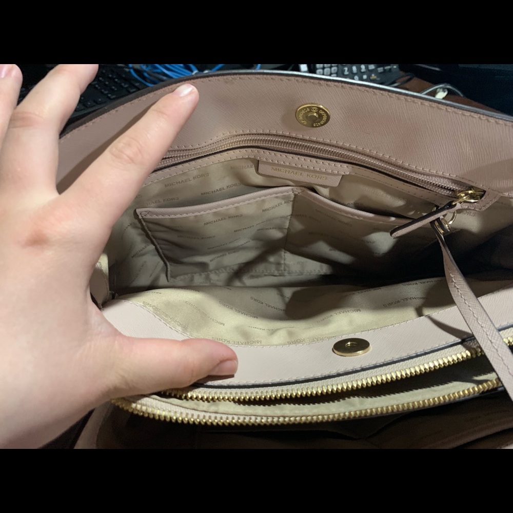 Michael Kors Hand bag. - Picture 5 of 5